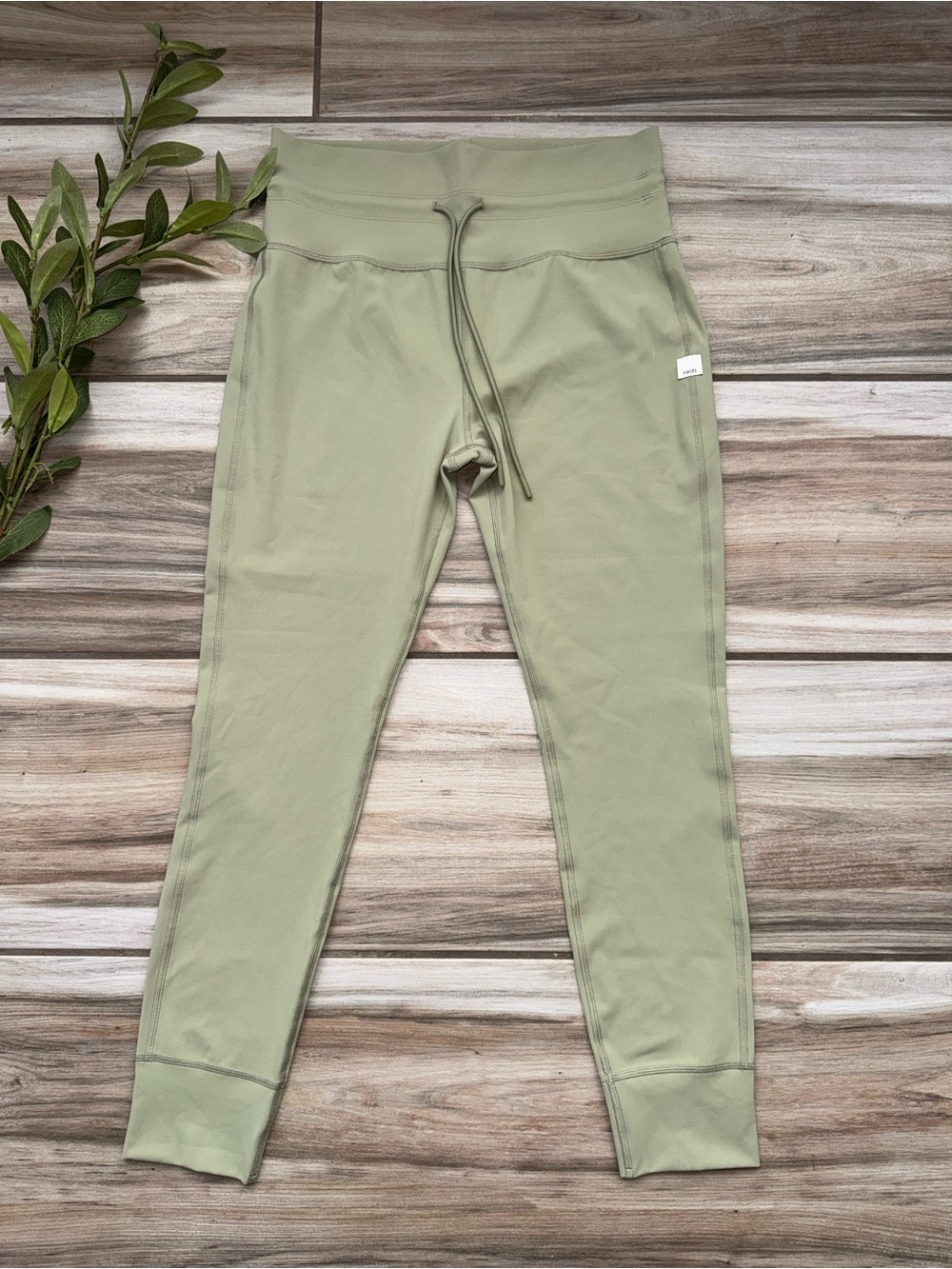 Vuori Daily Leggings Short Large Sage Green High Rise 7/8